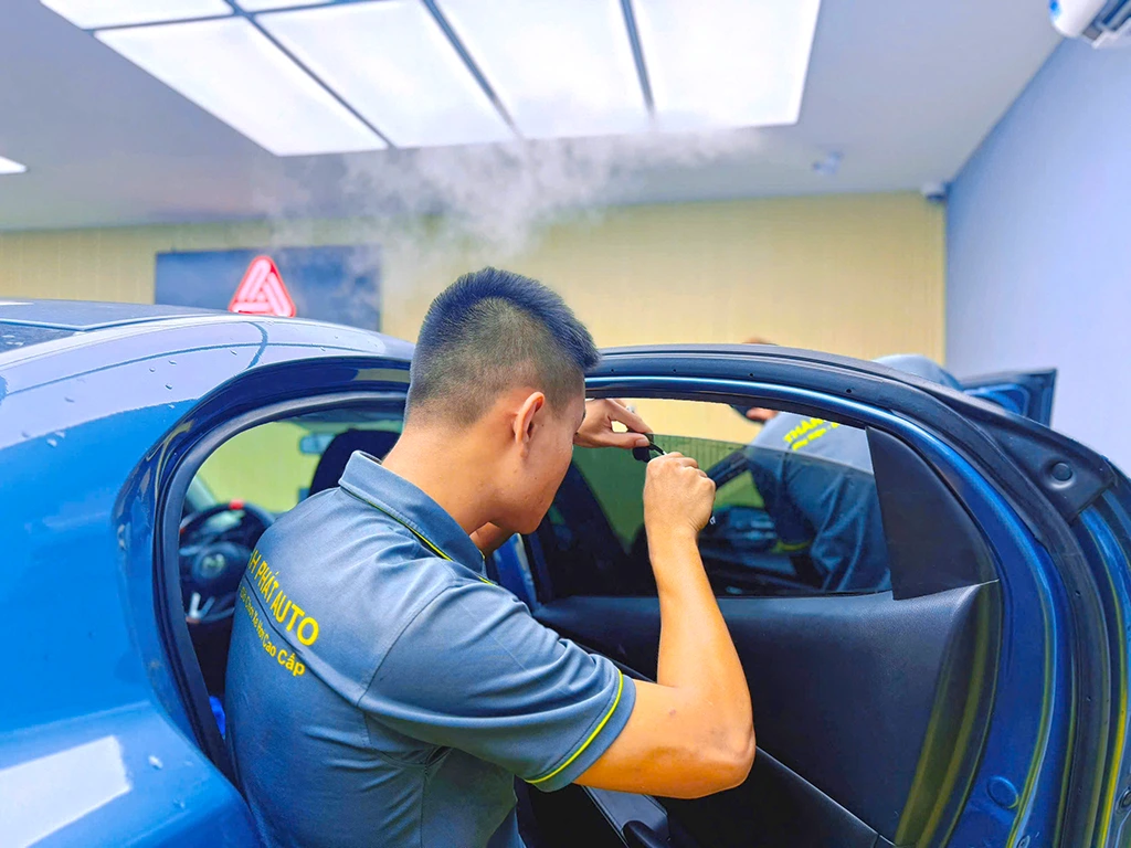 dán phim cách nhiệt cho ô tô