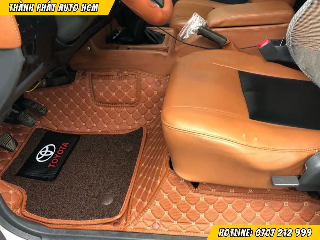 Thảm lót sàn ô tô tại quận 12 ôm sát sàn xe, bảo vệ khỏi bụi bẩn và dễ dàng vệ sinh.