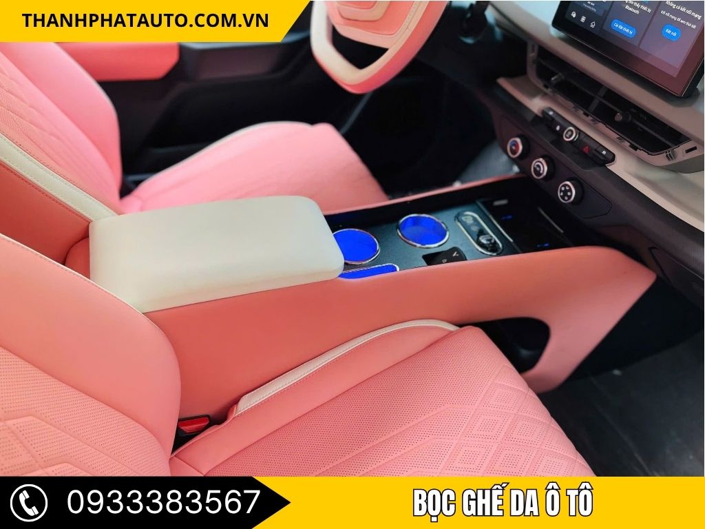 Điểm nhấn độc đáo với bọc ghế da ô tô tại Tây Ninh tone hồng be thanh lịch, mang lại cảm giác tươi mới, sạch sẽ và phù hợp cho chủ xe yêu thích phong cách nhẹ nhàng, hiện đại.