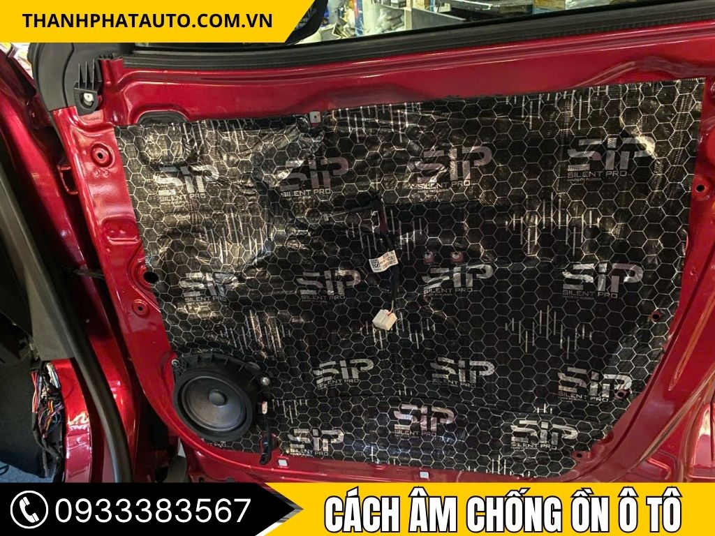 Cách âm chống ồn cho cửa xe ô tô tại Quận 4, giúp giảm tiếng ồn từ bên ngoài.