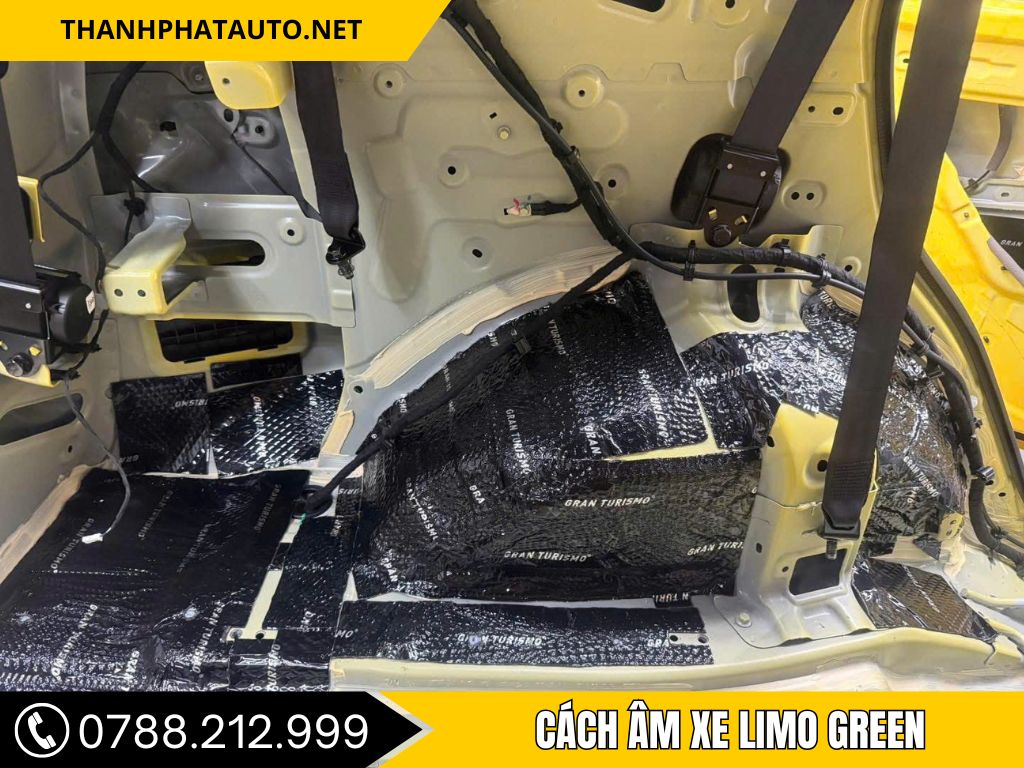 Quá trình thi công cách âm cho xe Limo Green đang được tiến hành, với các lớp vật liệu cách âm chất lượng cao được trải đều trên sàn và các bộ phận khác của xe. Điều này giúp giảm thiểu tiếng ồn, mang lại không gian yên tĩnh hơn cho người lái và hành khách.