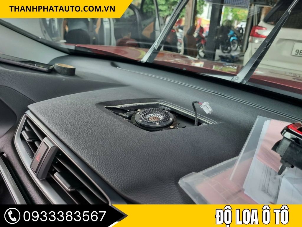 Loa tweeter cao cấp đang được lắp đặt trên bảng điều khiển của ô tô, giúp tăng cường âm thanh cao và tạo sự rõ ràng trong âm nhạc. Thiết kế nhỏ gọn và tinh tế của loa tweeter không chỉ giúp cải thiện chất lượng âm thanh mà còn làm tăng tính thẩm mỹ cho nội thất xe.