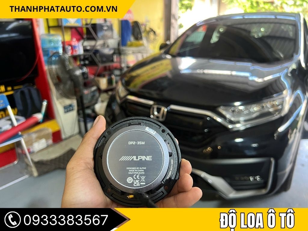 Loa Alpine DP2-35M được chuẩn bị lắp đặt cho ô tô, giúp cải thiện chất lượng âm thanh trong xe. Sản phẩm này mang đến âm thanh rõ ràng và sắc nét, tạo không gian giải trí tuyệt vời với âm thanh chi tiết và sống động.
