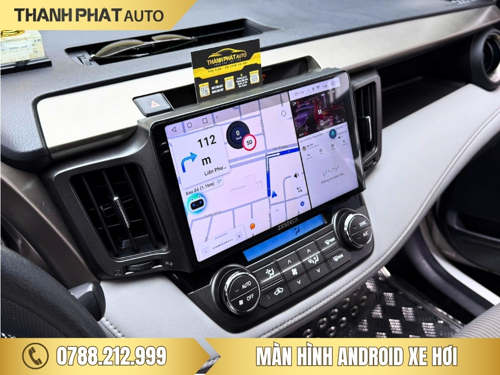 Màn hình Android Zestech lắp đặt trên xe hơi tại Thành Phát Auto, hiển thị bản đồ dẫn đường chi tiết, chia đôi màn hình xem video song song. Hình ảnh thực tế từ dịch vụ lắp đặt màn hình Android ô tô tại Tây Ninh – Thành Phát Auto.