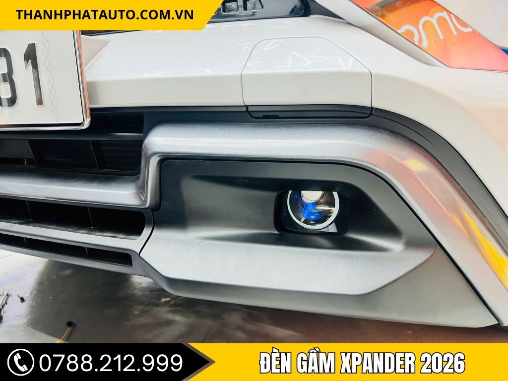 Hình ảnh đèn gầm được lắp đặt tại trung tâm phụ kiện ô tô tại Long An, hiển thị giao diện điều khiển hiện đại trong khoang nội thất xe.