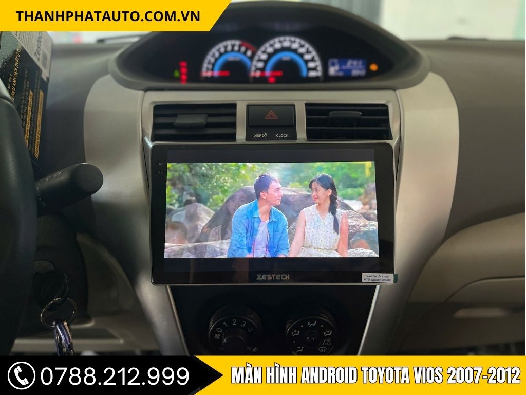 Màn hình Android Zestech cho Toyota Vios 2007, cho phép xem video giải trí như phim ảnh ngay trên xe, mang lại trải nghiệm tiện nghi và hiện đại.
