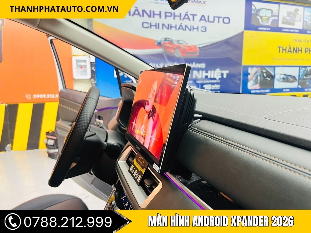 Màn hình android ô tô tại Long An được lắp trên xe, hiển thị giao diện điều khiển thông minh với màu sắc nổi bật, chụp tại cửa hàng Thanh Phát Auto.