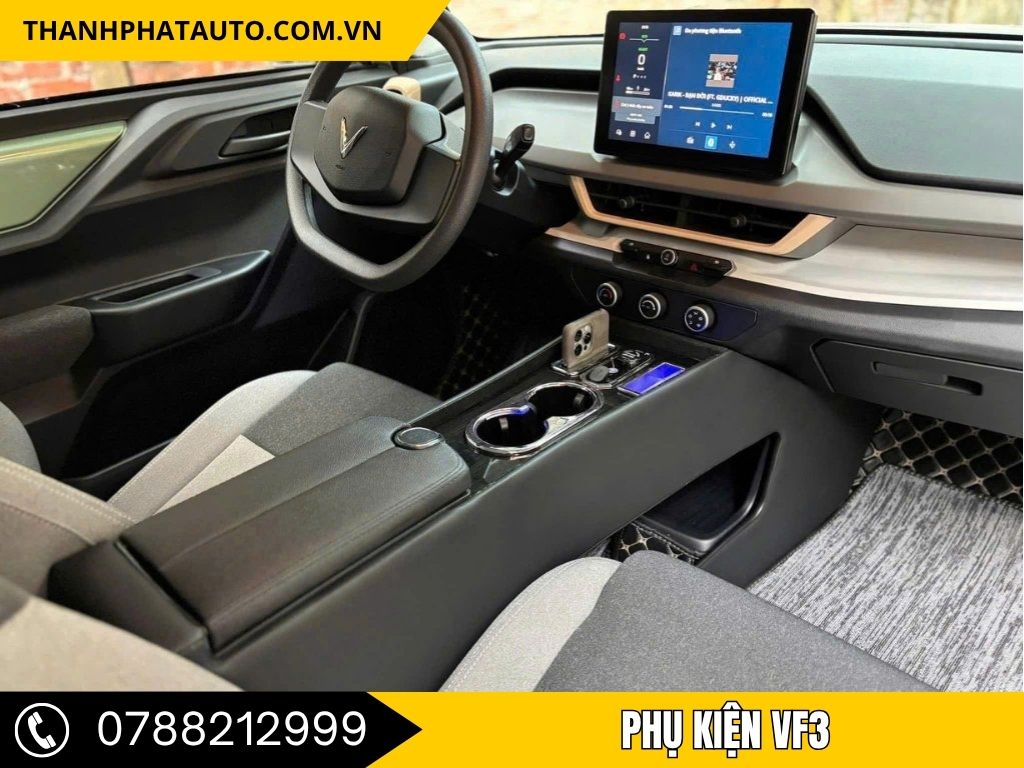 VF3 mang đến trải nghiệm lái xe nâng cấp với những phụ kiện hiện đại. Từ thiết kế bảng điều khiển tinh tế đến hệ thống giải trí cao cấp, phụ kiện VF3 tại Thành Phát Auto Nhơn Trạch sẽ nâng tầm trải nghiệm lái xe của bạn. Chọn ngay các phụ kiện xe VF3 chất lượng cao, giúp xe của bạn đạt hiệu suất tối ưu và phong cách vượt trội
