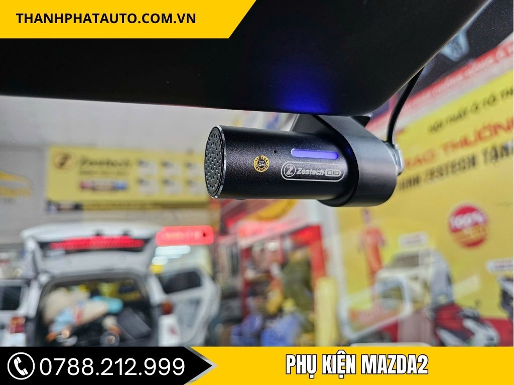Camera hành trình được gắn cố định trên kính lái, với khả năng quay video sắc nét, hỗ trợ tài xế khi cần chứng cứ trong các tình huống khẩn cấp. Dịch vụ lắp đặt camera hành trình cho Mazda 2 tại Biên Hòa đảm bảo chất lượng và hiệu quả.