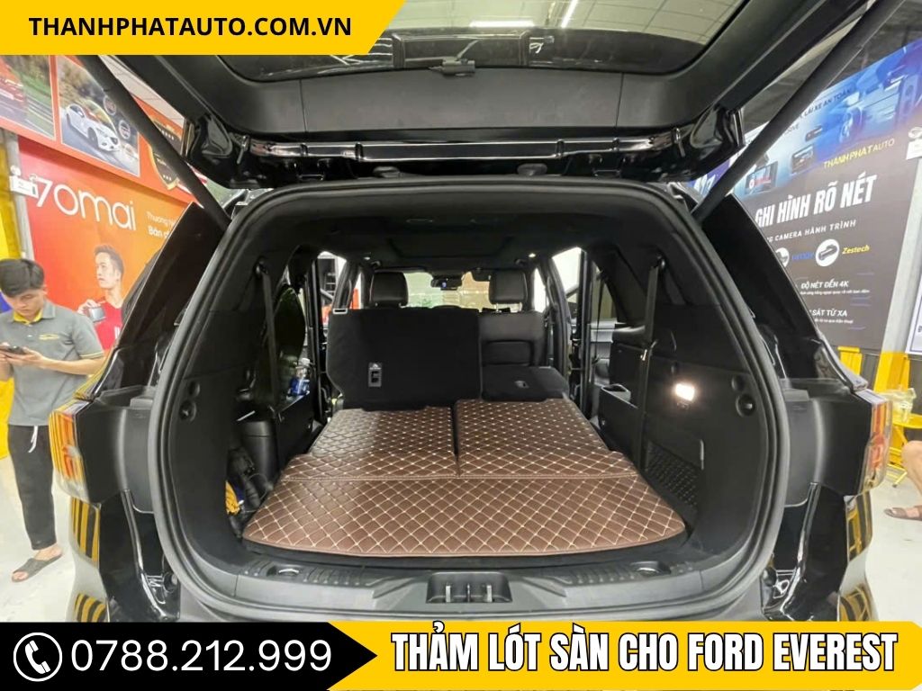 Thảm lót sàn ô tô cho Ford Everest tại Bình Dương, giúp bảo vệ sàn xe khỏi bụi bẩn và các tác nhân gây hại, giữ cho nội thất xe luôn sạch sẽ và bền bỉ.