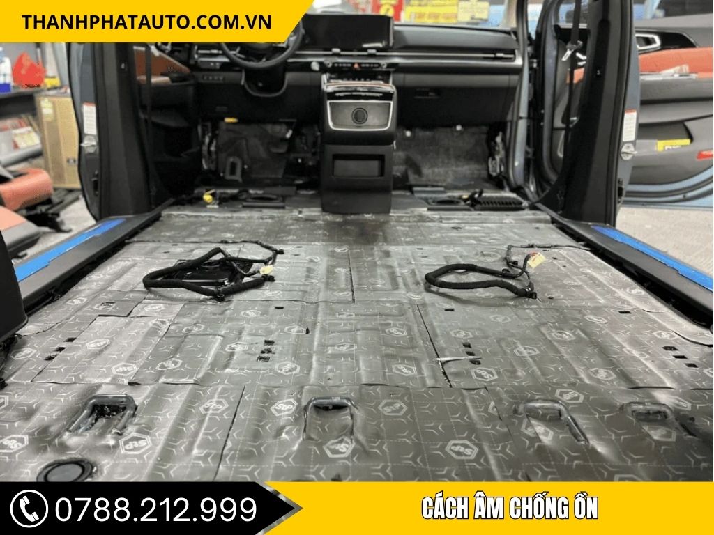 Lắp đặt vật liệu cách âm chống ồn cho xe tại Quận 5, đảm bảo giảm thiểu tiếng ồn từ môi trường bên ngoài, nâng cao sự thoải mái khi lái xe.