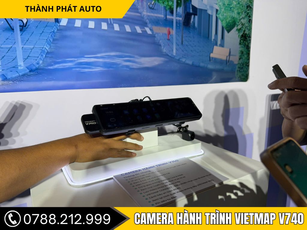 Sản phẩm mới camera hành trình gương vietmap v740
