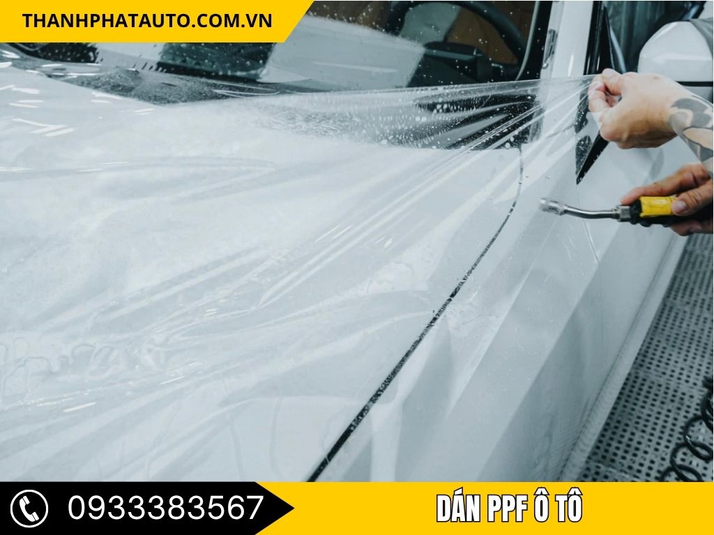 Dán PPF ô tô tại Thành Phát Auto giúp bảo vệ lớp sơn khỏi những vết xước, giữ cho bề mặt luôn sáng bóng, hạn chế tối đa việc bị trầy xước trong quá trình sử dụng. Đây là lựa chọn không thể thiếu cho các chủ xe tại Tây Ninh.