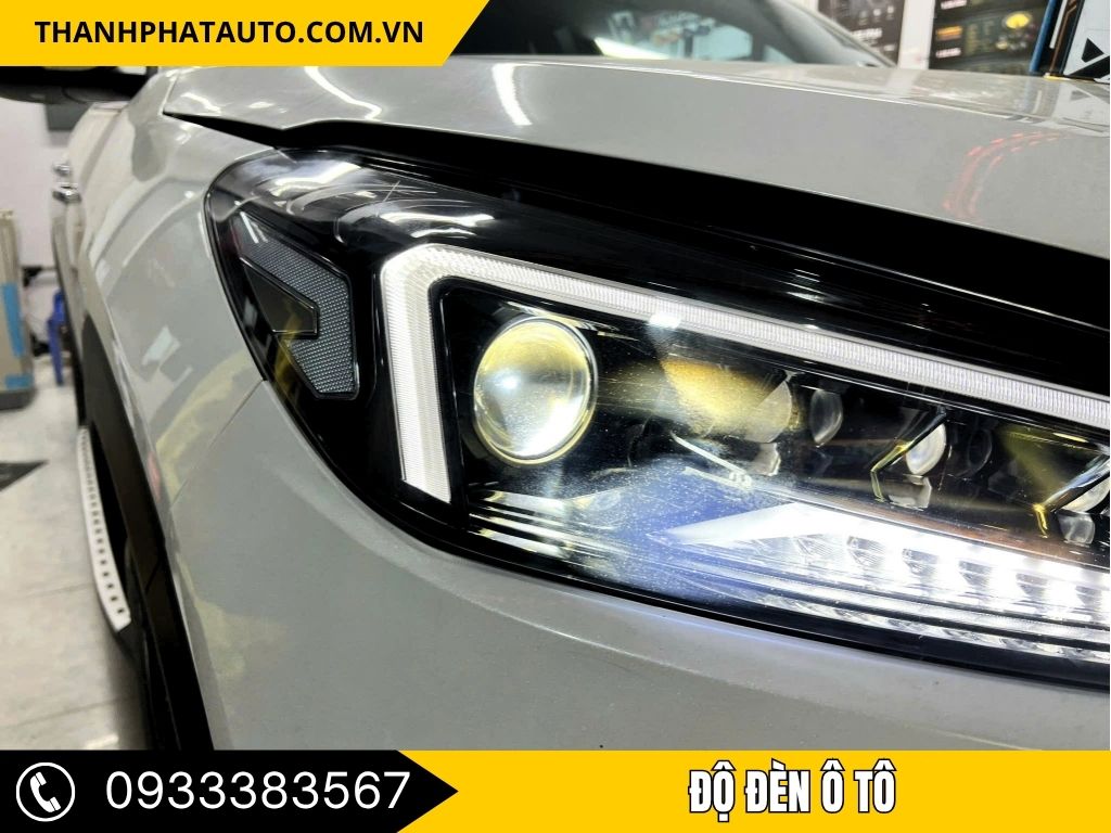 Đèn gầm ô tô với ánh sáng vàng, tạo điểm nhấn cho phần dưới xe, giúp tăng khả năng chiếu sáng và cải thiện tầm nhìn khi di chuyển trong điều kiện thời tiết xấu.