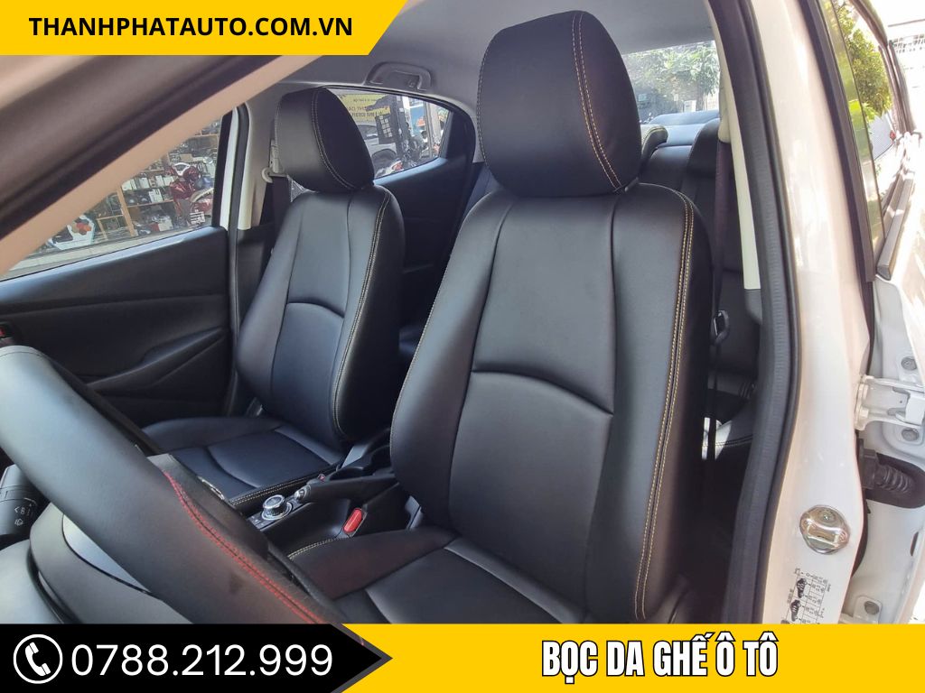 Hình ảnh nội thất xe hơi sau khi bọc ghế da ô tô tại Dĩ An, với bộ ghế da đen sang trọng được thi công tại Thanh Phát Auto.”