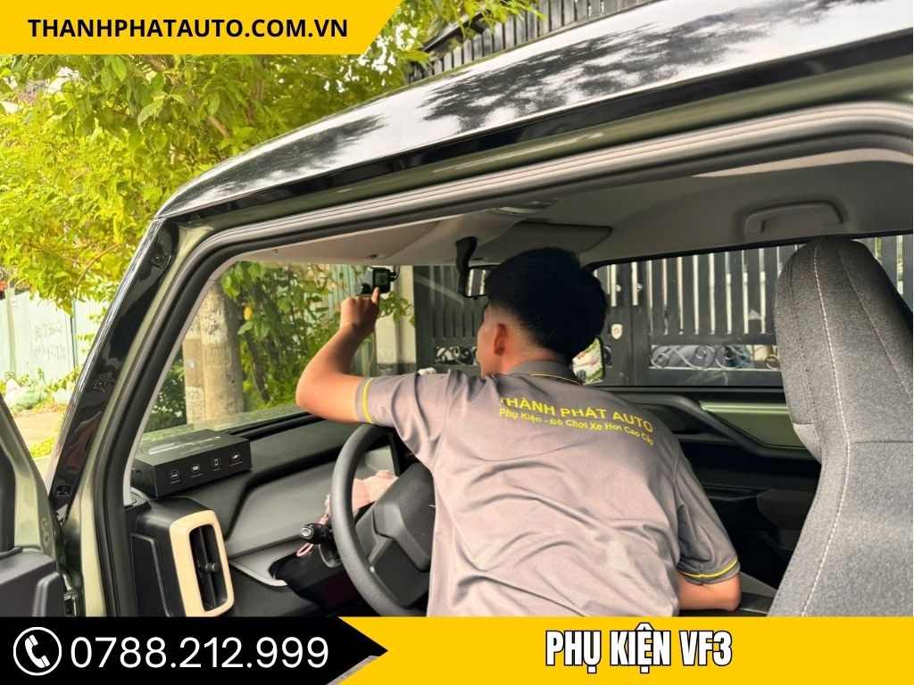 Lắp đặt camera hành trình và phụ kiện an toàn cho VF3 tại Long An, giúp xe được trang bị đầy đủ tiện ích.