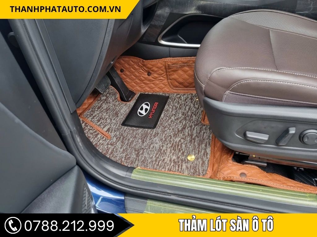 Thảm lót sàn ô tô tại Bình Dương cho các dòng xe Hyundai, giúp bảo vệ sàn xe khỏi bụi bẩn và nước, mang lại vẻ sang trọng cho nội thất xe. Thảm dễ dàng vệ sinh và bền bỉ theo thời gian.