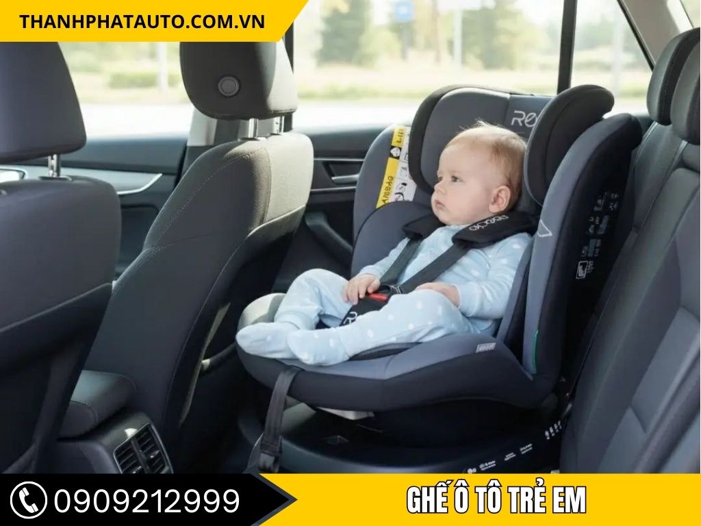 Hình ảnh cho thấy bé được bảo vệ tốt hơn nhờ Ghế Trẻ Em Ô Tô ISOFIX dạng quay sau – tiêu chuẩn an toàn khuyến nghị cho trẻ nhỏ. Hệ thống cố định ISOFIX giúp giảm lực tác động khi xảy ra va chạm, đảm bảo bé luôn trong tư thế an toàn nhất.