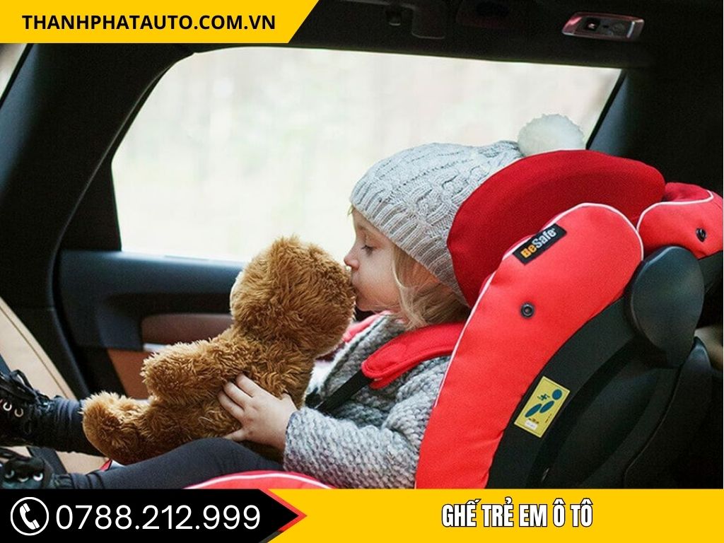 Bức ảnh thể hiện sự thoải mái khi bé sử dụng Ghế Trẻ Em Ô Tô ISOFIX. Ghế có lớp đệm dày và dây an toàn 5 điểm, cho phép bé vui chơi, cử động tự nhiên mà vẫn được bảo vệ đúng chuẩn quốc tế.