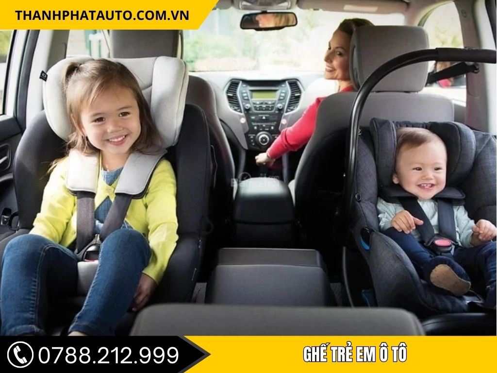 Ghế ô tô trẻ em 15-25kg với thiết kế tựa lưng cao bảo vệ đầu và cổ bé an toàn.