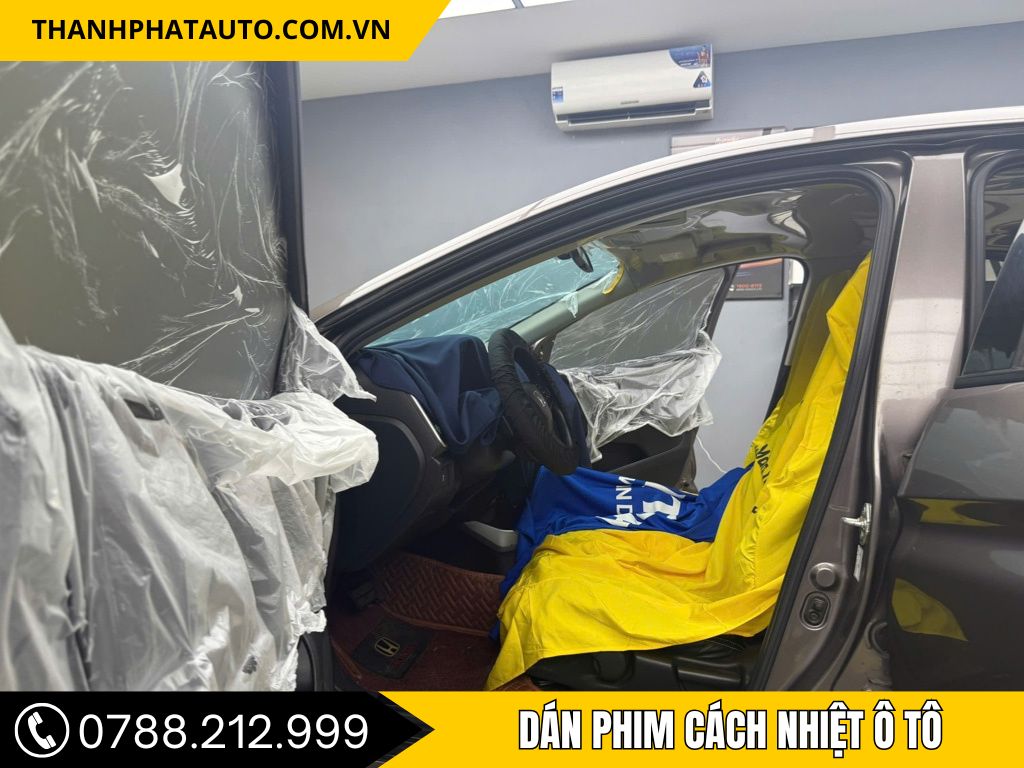 Hình Ảnh Dán Phim Cách Nhiệt Ô Tô