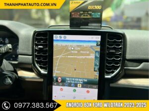 Android Box Ford Wildtrak 2023-2025 lắp trên màn hình zin, hiển thị giao diện Android và bản đồ