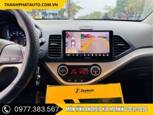 Màn hình hiển thị hình ảnh quan sát xung quanh xe khi di chuyển trong phố.