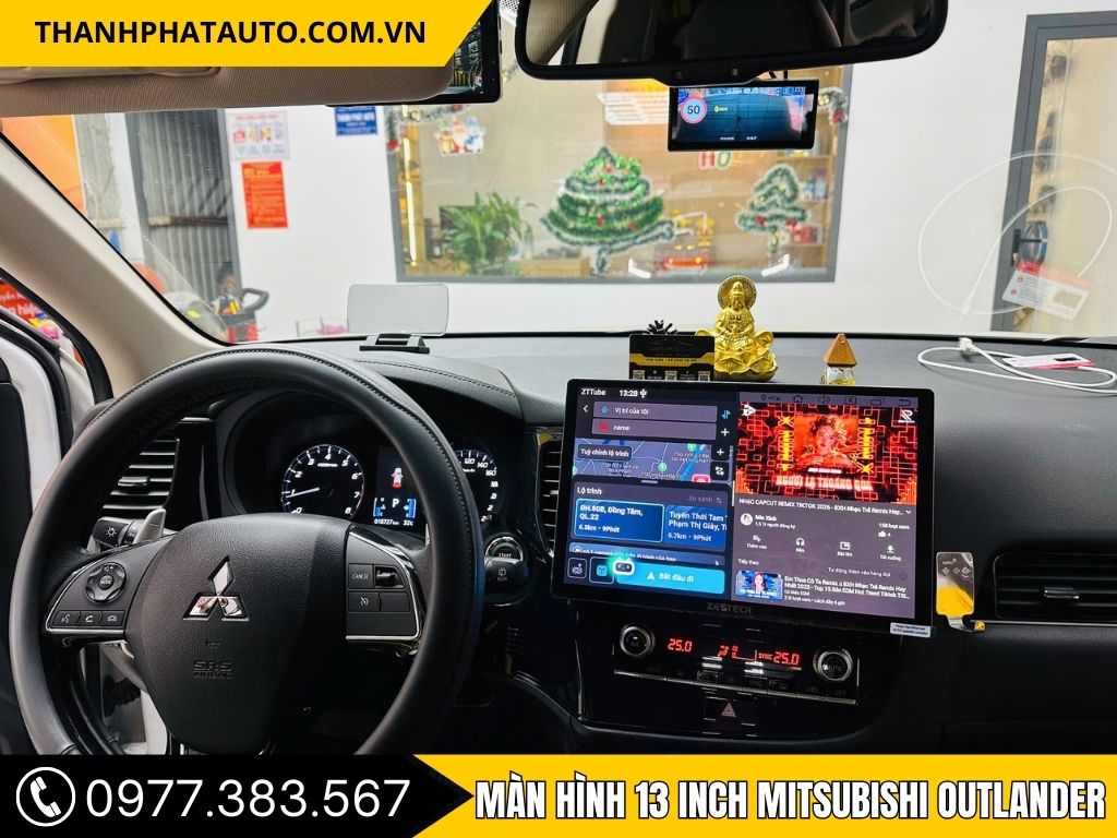 Hình ảnh màn hình 13 inch cho xe Mitsubishi Outlander 