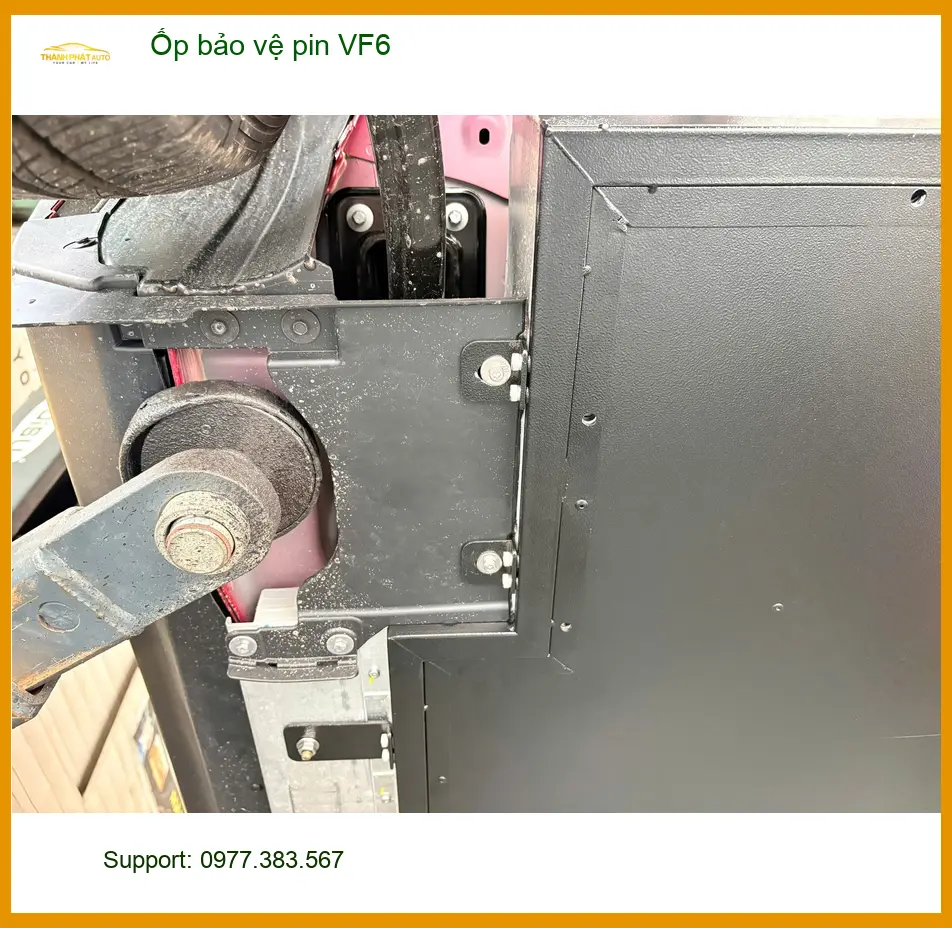 Anh Trí lắp ốp bảo vệ pin VinFast VF6 tại Quận 9 vì lo lắng va đập gầm xe