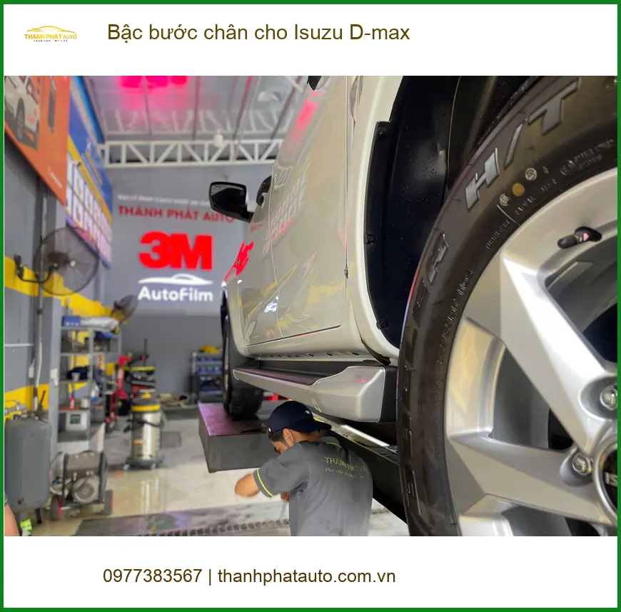 Anh Thanh lắp bậc bước chân Isuzu D-max Quận 12 cho người lớn tuổi