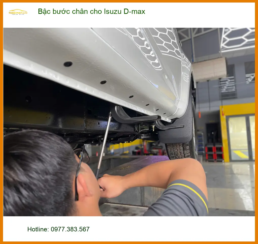 Anh Thanh lắp bậc bước chân Isuzu D-max Quận 12 cho người lớn tuổi ảnh thực tế 3