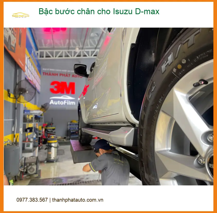 Chú Lâm lắp bậc bước chân cho Isuzu D-max tại Quận 4 để lên xuống tiện lợi