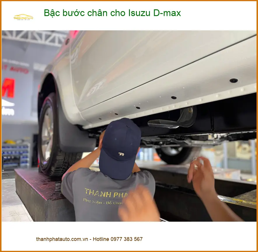 Chú Lâm lắp bậc bước chân cho Isuzu D-max tại Quận 4 để lên xuống tiện lợi ảnh thực tế 2