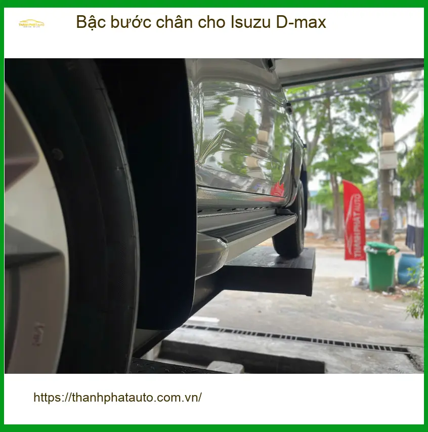 Anh Phong lắp bậc bước chân cho Isuzu D-max ở Hóc Môn cho vợ con tiện lên xuống
