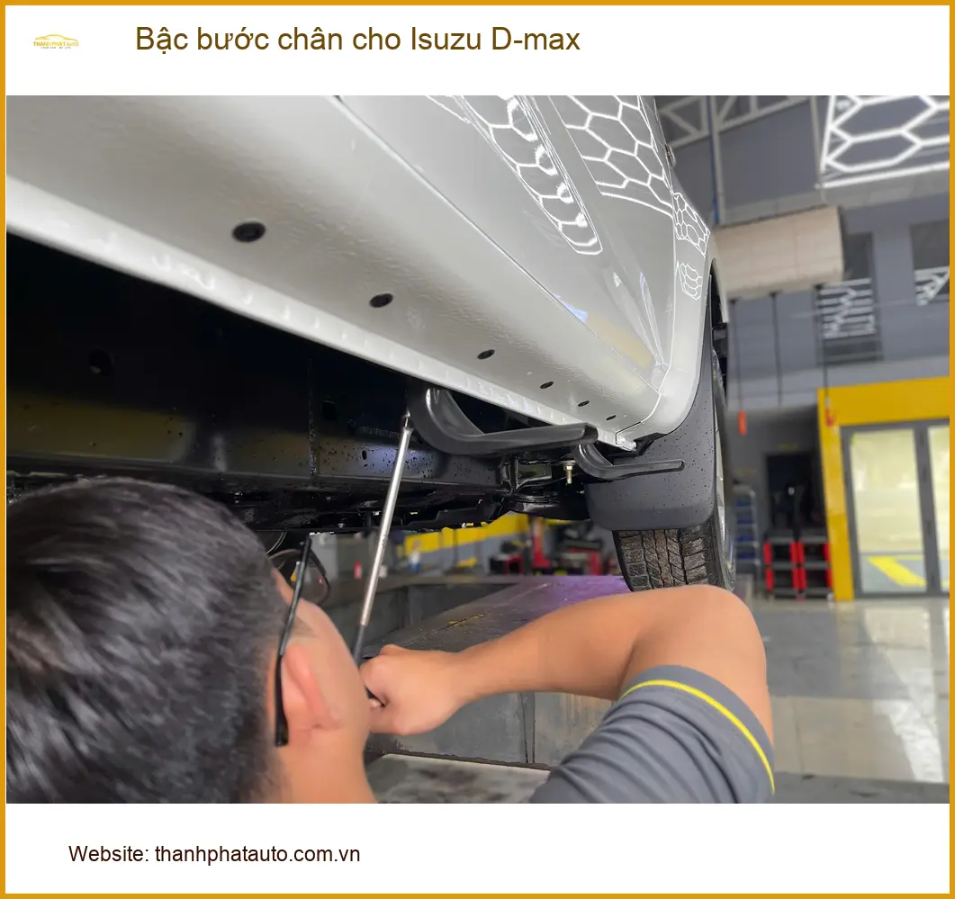 Anh Phong lắp bậc bước chân cho Isuzu D-max ở Hóc Môn cho vợ con tiện lên xuống ảnh thực tế 3