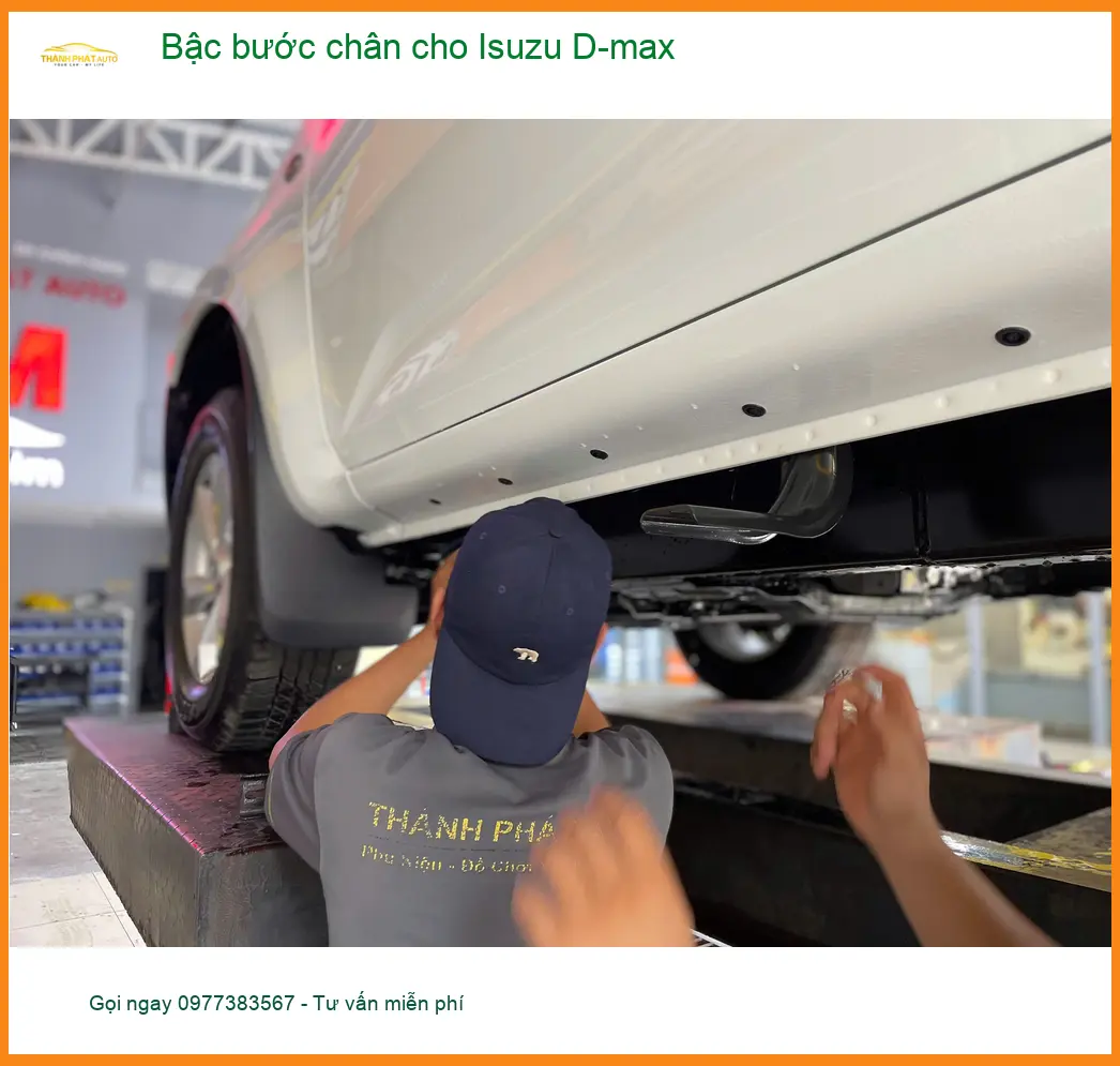 Chú Minh lắp bậc bước chân Isuzu D-max ở Quận Tân Bình cho gia đình dễ lên xuống.