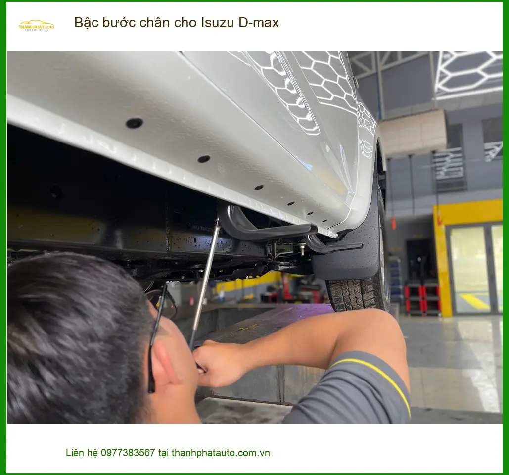 Chú Minh lắp bậc bước chân Isuzu D-max ở Quận Tân Bình cho gia đình dễ lên xuống. ảnh thực tế 2