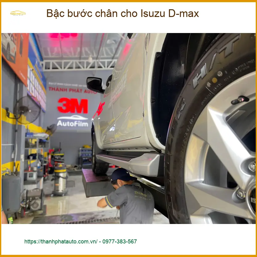 Anh Tùng lắp bậc bước chân cho Isuzu D-max tại Quận Bình Thạnh để gia đình dễ lên xuống xe