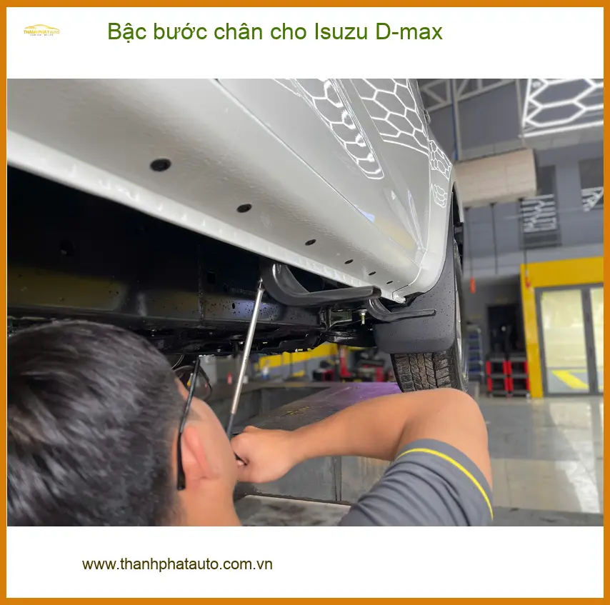 Anh Tùng lắp bậc bước chân cho Isuzu D-max tại Quận Bình Thạnh để gia đình dễ lên xuống xe ảnh thực tế 4