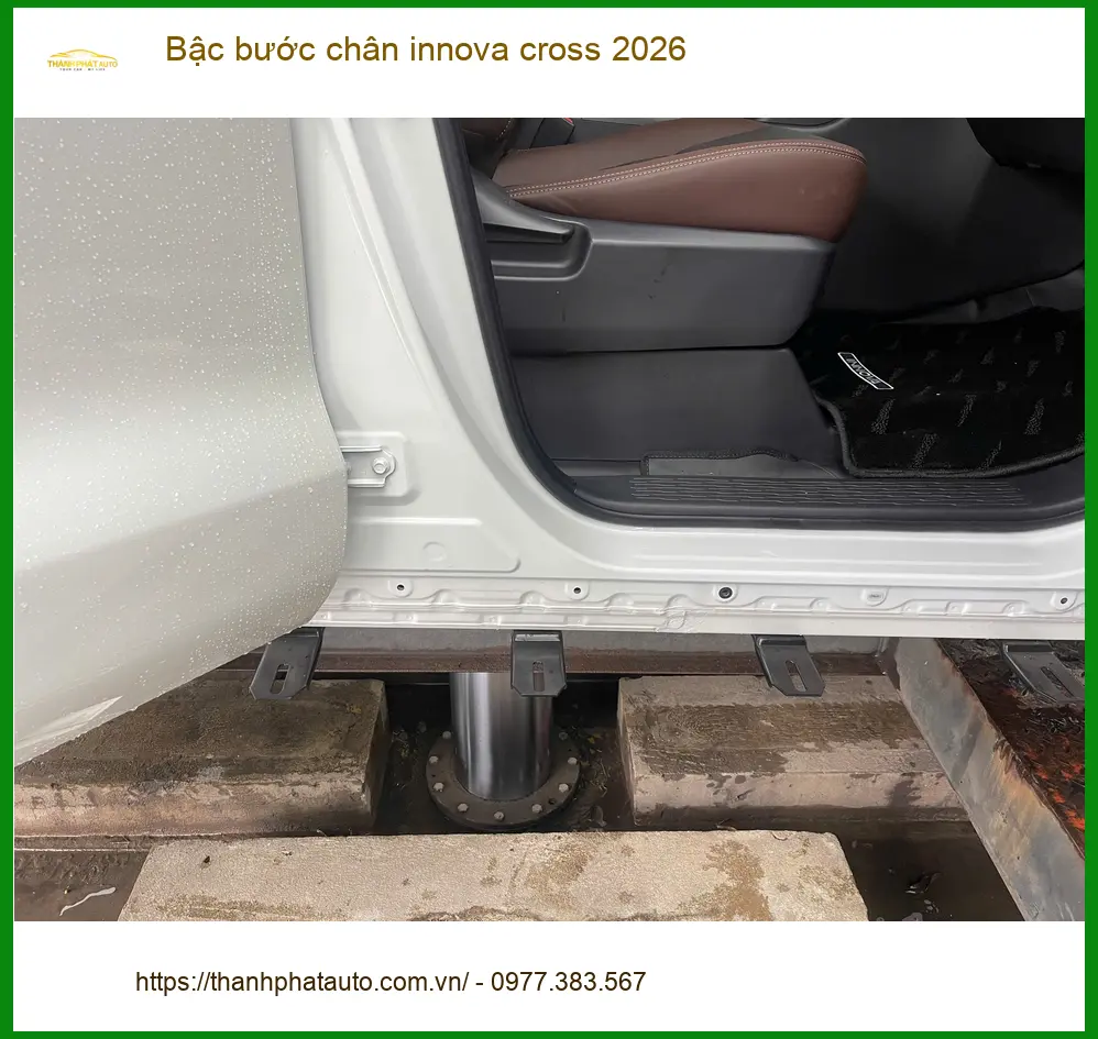 Anh Kiên lắp bậc bước chân Innova Cross 2026 ở Quận 8 cho tiện nghi