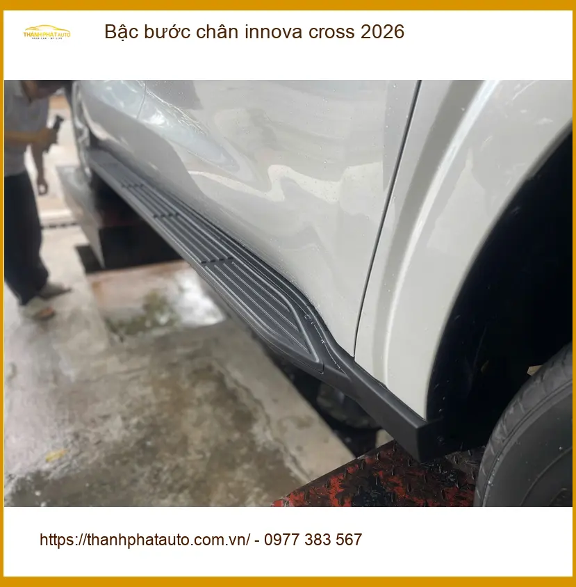 Anh Khôi lắp bậc bước chân Innova Cross 2026 tại Hóc Môn cho gia đình dễ lên xuống ảnh thực tế 2