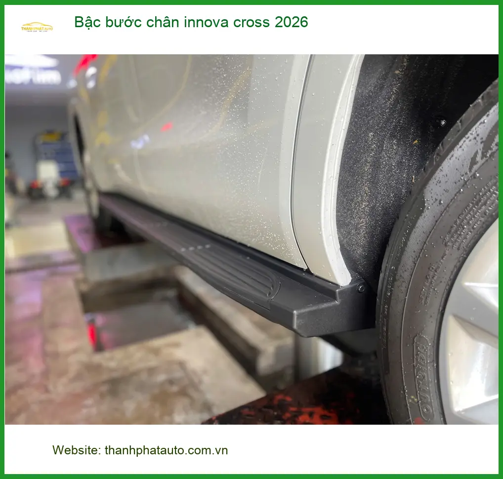 Anh Kiên lắp bậc bước chân Innova Cross 2026 ở Quận 8 cho tiện nghi ảnh thực tế 2