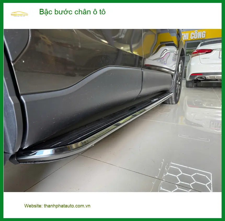 Chị Thảo gắn bậc bước chân xe Ford Everest tại Quận 8 cho bé nhà mình