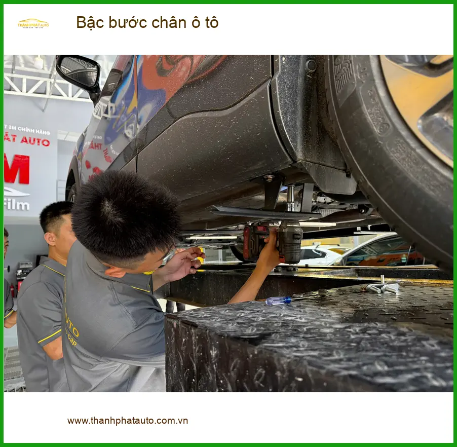 Anh Tấn lắp bậc bước chân ô tô Hyundai Santa Fe tại Quận 9 để tiện lợi hơn