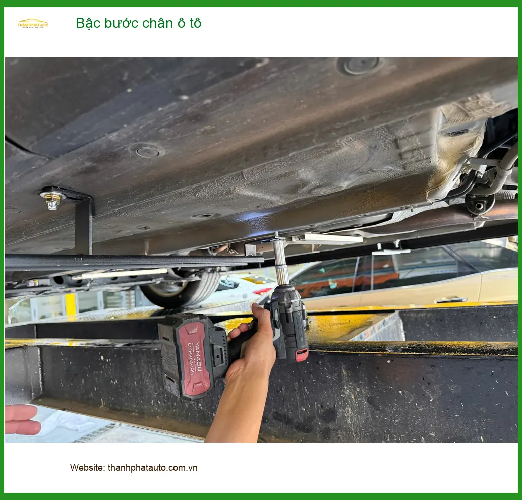 Anh Tấn lắp bậc bước chân ô tô Hyundai Santa Fe tại Quận 9 để tiện lợi hơn ảnh thực tế 3