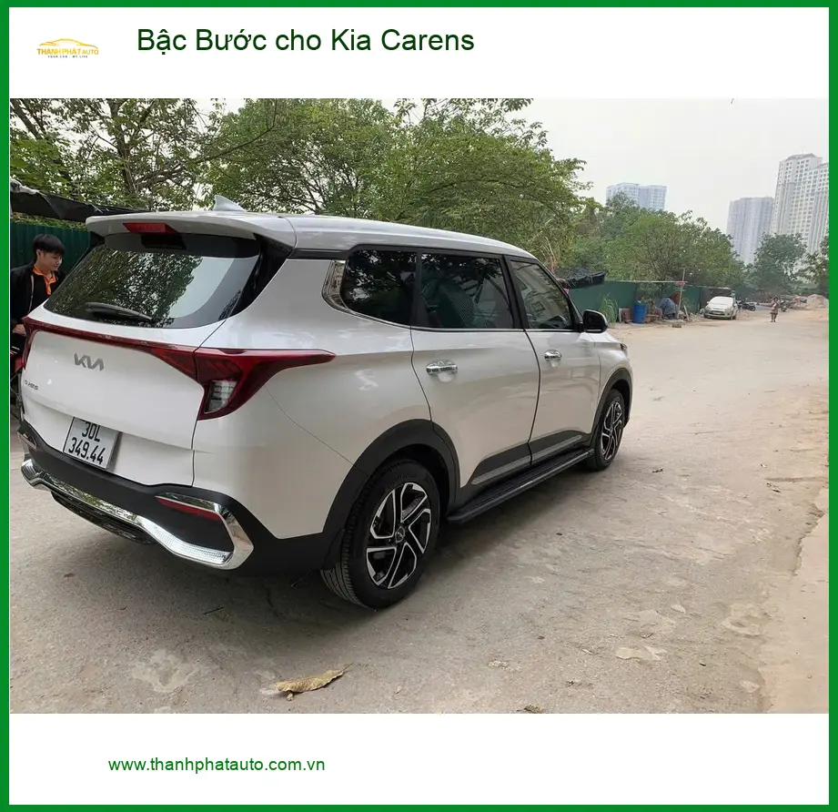Anh Khang lắp Bậc Bước cho Kia Carens tại Quận 2 giúp người lớn tuổi dễ lên xuống