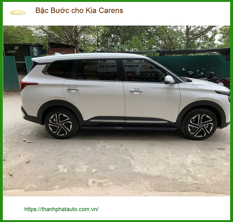 Anh Khang lắp Bậc Bước cho Kia Carens tại Quận 2 giúp người lớn tuổi dễ lên xuống ảnh thực tế 2