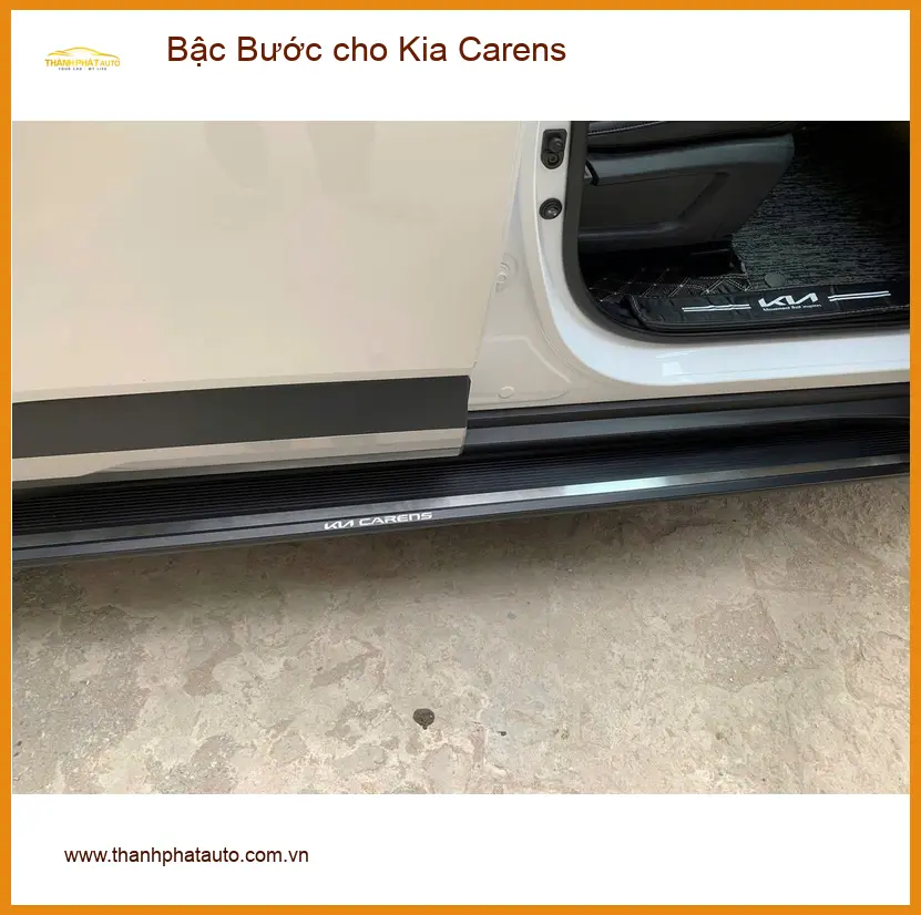 Anh Khang lắp Bậc Bước cho Kia Carens tại Quận 2 giúp người lớn tuổi dễ lên xuống ảnh thực tế 3
