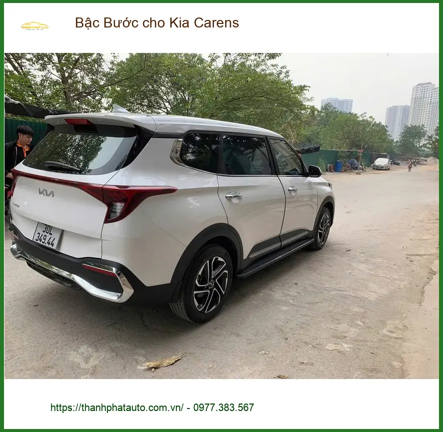 Chú Vinh lắp Bậc Bước cho Kia Carens tại Quận 1 giúp mẹ già dễ lên xuống ảnh thực tế 2