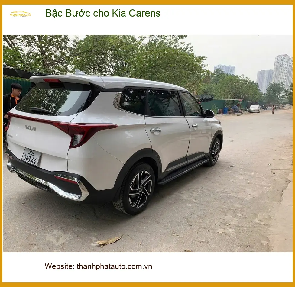Anh Minh lắp bậc bước cho Kia Carens tại Quận 4 để lên xuống xe dễ dàng hơn